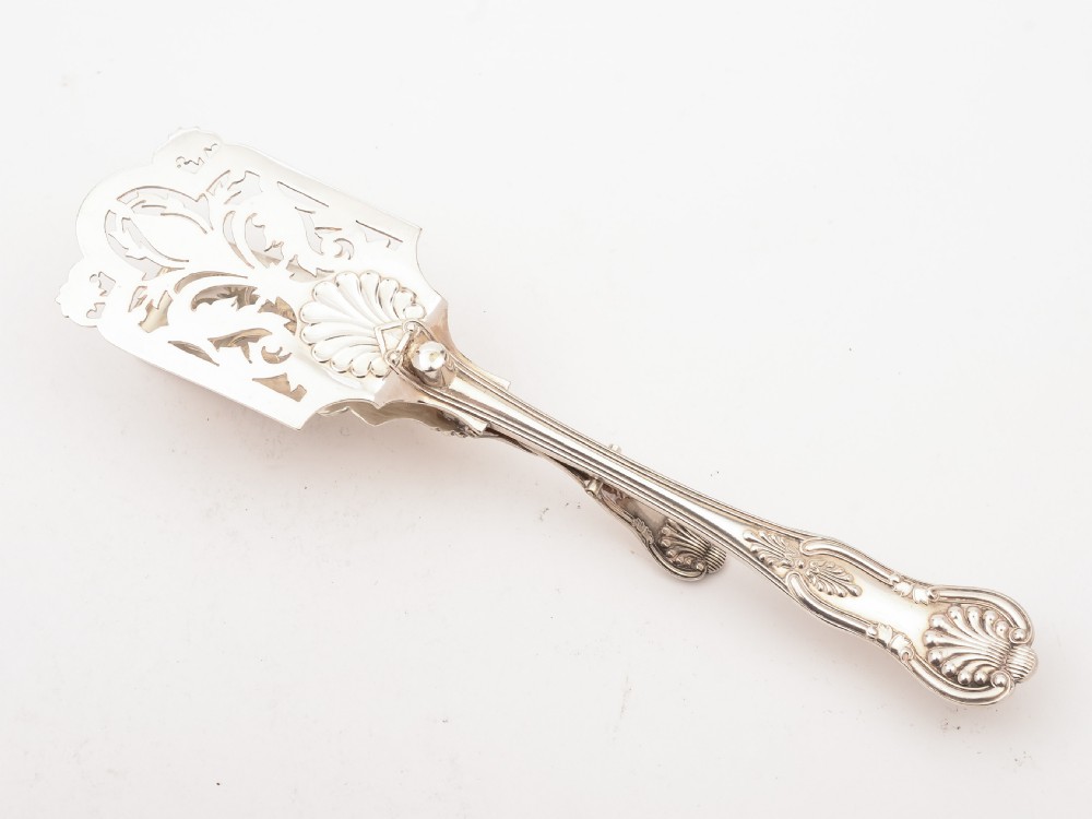 Pair of Victorian Kings Pattern Serving Tongs, Circa 1890 View II