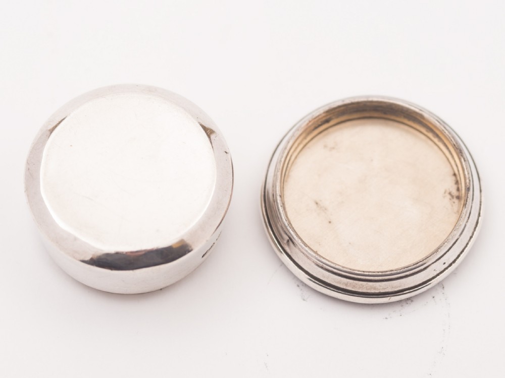 Silver and Tortoise Shell Pill Box, Chester 1911 View IV