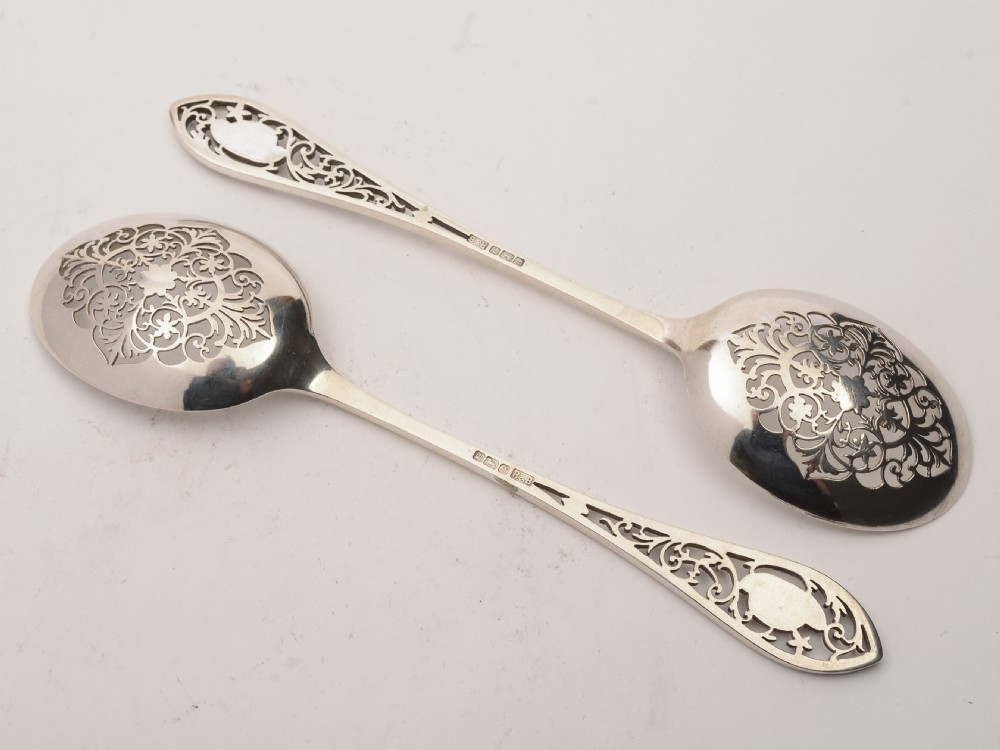Edwardian Cased Pair of Silver Serving Spoons, Sheffield 1906 View IV