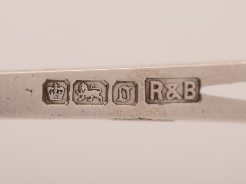 Edwardian Cased Pair of Silver Serving Spoons, Sheffield 1906 View V
