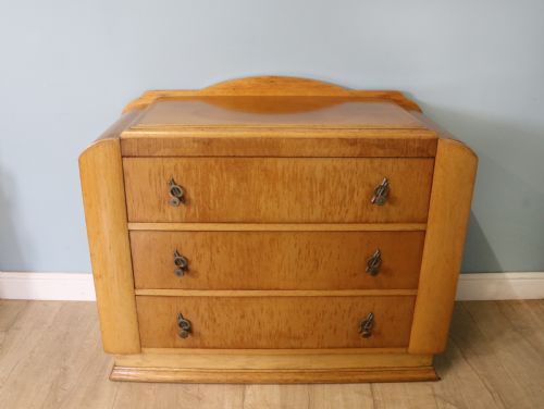 A Lovely Art Deco Period Oak Veneered Chest of Drawers.