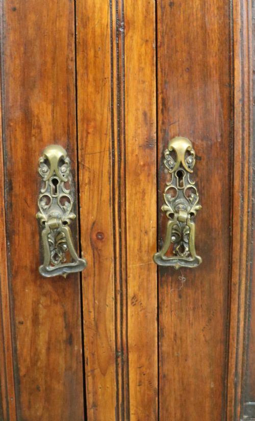 A LOVELY ANTIQUE AMERICAN WALNUT ADVERTISING CABINET - ADDITIONAL PHOTO 17