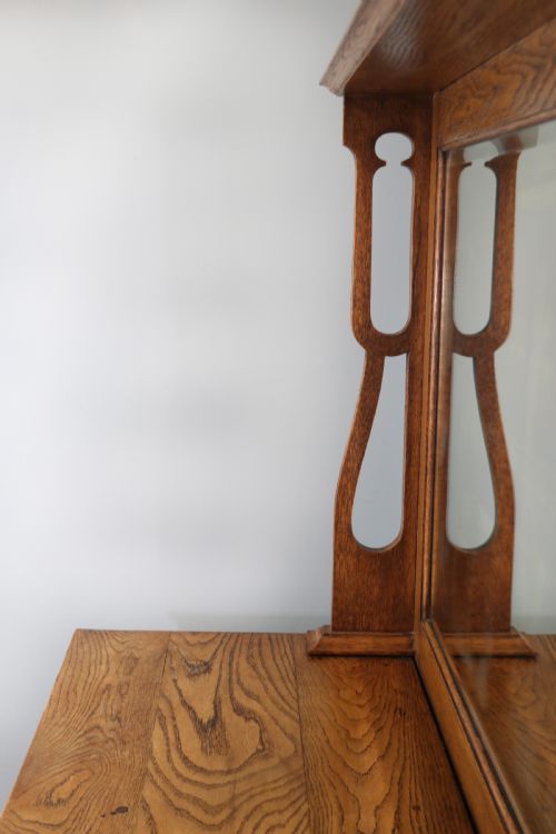 ARTS AND CRAFTS STYLE A SUPER QUALITY LATE VICTORIAN OAK SIDEBOARD WITH AN ARTS AND CRAFTS INFLUENCED STYLE - ADDITIONAL PHOTO 8