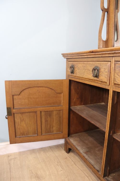 ARTS AND CRAFTS STYLE A SUPER QUALITY LATE VICTORIAN OAK SIDEBOARD WITH AN ARTS AND CRAFTS INFLUENCED STYLE - ADDITIONAL PHOTO 13