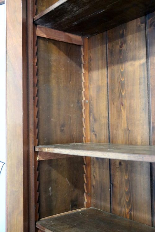 THIS LOVELY LATE 19TH CENTURY AMERICAN WALNUT BOOKCASE CABINET - ADDITIONAL PHOTO 9
