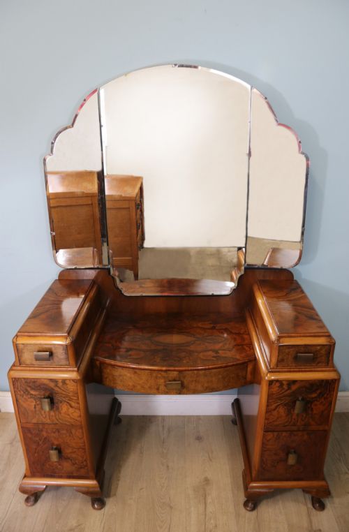 Art Deco Style! a Wonderful Drop Centre Dressing Table.