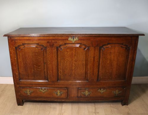 A Lovely Georgian Oak Mule Chest with Mahogany Inlayed Detail.