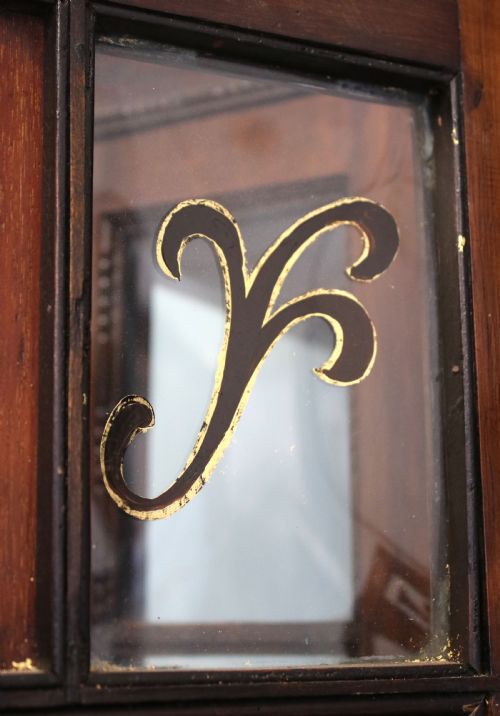 A LOVELY MAHOGANY FRAMED DISPLAY CABINET - ADDITIONAL PHOTO 9