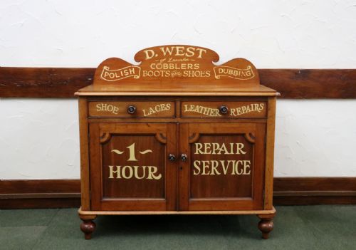 A Lovely Victorian Mahogany Sideboard.