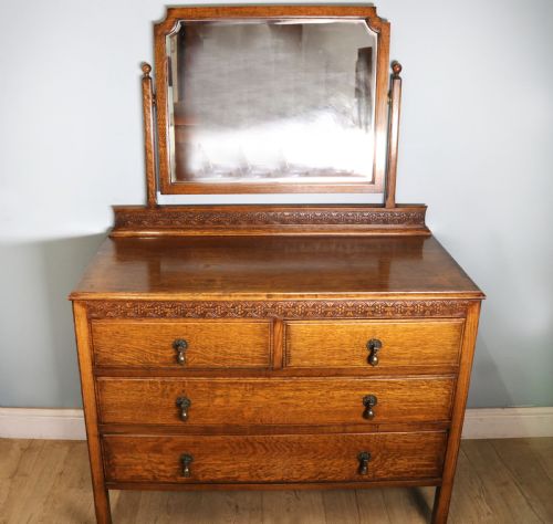 A Lovely Early 20th Century Oak Dressing Chest!.