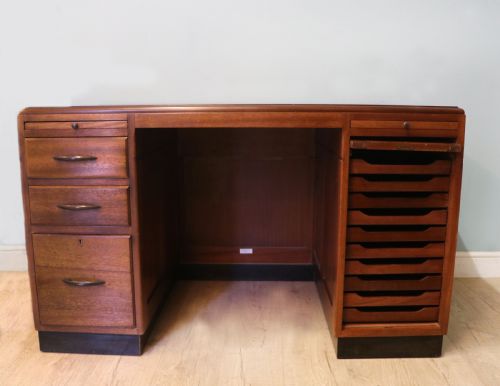 A Superb Quality Stylish 20th Century Mahogany Twin Pedestal Desk.