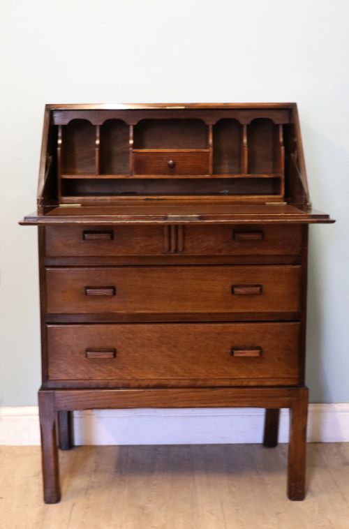 A Really Lovely & Understated 1930s Oak Bureau.