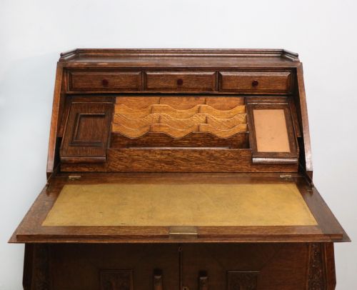 A MOST UNUSUALLY CONFIGURED OAK VENEERED BUREAU - ADDITIONAL PHOTO 15