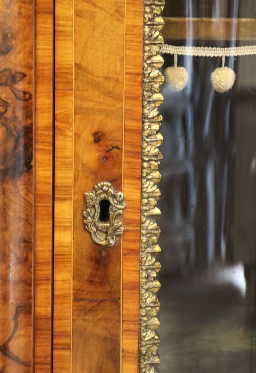 A LOVELY VICTORIAN WALNUT VENEERED INLAID AND GILT METAL MOUNTED CREDENZA CABINET - ADDITIONAL PHOTO 28