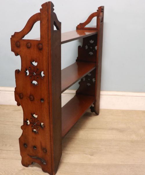 A LOVELY VERY USABLE VICTORIAN MAHOGANY WALL SHELF - ADDITIONAL PHOTO 3