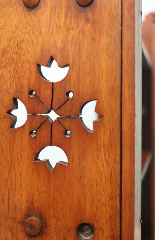 A LOVELY VERY USABLE VICTORIAN MAHOGANY WALL SHELF - ADDITIONAL PHOTO 9