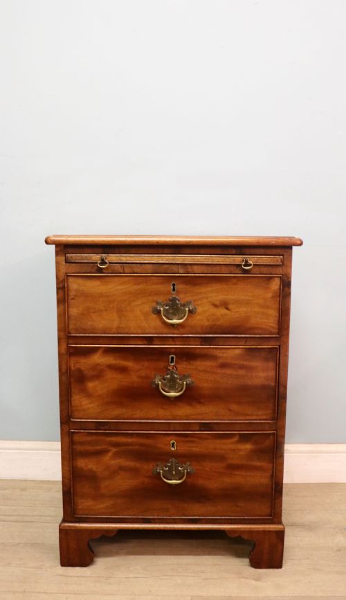 a lovely georgian style bachelors chest of small proportions - CATEGORY: ANTIQUE CHEST OF DRAWERS - DATED GEORGIAN