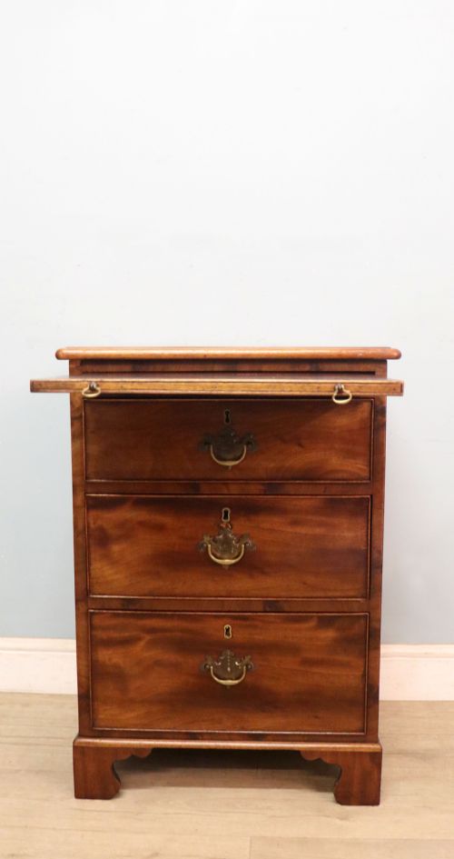 A LOVELY GEORGIAN STYLE BACHELORS CHEST OF SMALL PROPORTIONS - ADDITIONAL PHOTO 2
