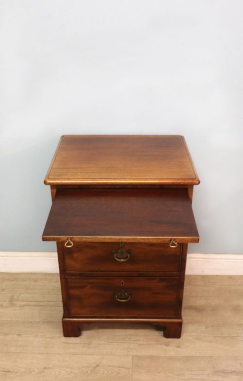 A LOVELY GEORGIAN STYLE BACHELORS CHEST OF SMALL PROPORTIONS - ADDITIONAL PHOTO 3