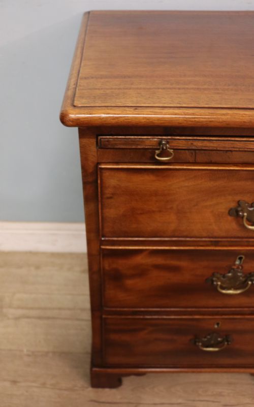 A LOVELY GEORGIAN STYLE BACHELORS CHEST OF SMALL PROPORTIONS - ADDITIONAL PHOTO 10