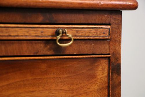 A LOVELY GEORGIAN STYLE BACHELORS CHEST OF SMALL PROPORTIONS - ADDITIONAL PHOTO 14