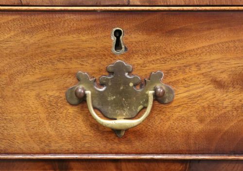 A LOVELY GEORGIAN STYLE BACHELORS CHEST OF SMALL PROPORTIONS - ADDITIONAL PHOTO 15