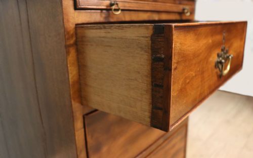 A LOVELY GEORGIAN STYLE BACHELORS CHEST OF SMALL PROPORTIONS - ADDITIONAL PHOTO 17