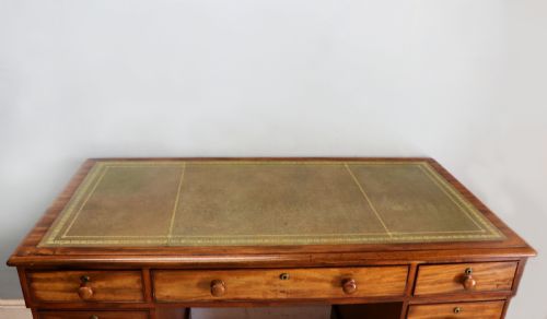 A LOVELY HONEST 19TH CENTURY MAHOGANY TWIN PEDESTAL OFFICE DESK - ADDITIONAL PHOTO 4