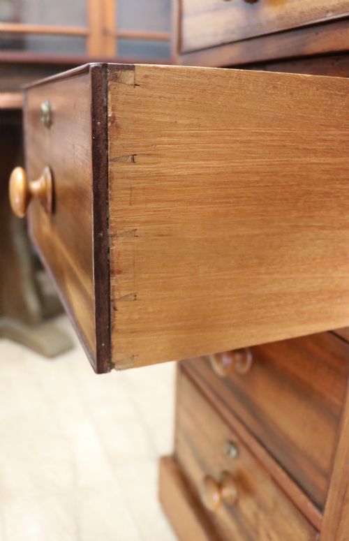 A LOVELY HONEST 19TH CENTURY MAHOGANY TWIN PEDESTAL OFFICE DESK - ADDITIONAL PHOTO 17