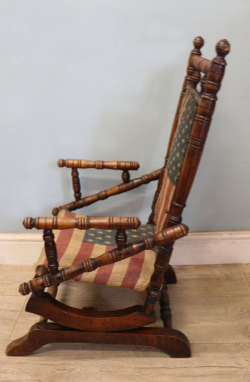 AN ABSOLUTELY LOVELY CHARMING LATE 19TH CENTURY AMERICAN CHILDS ROCKING CHAIR - ADDITIONAL PHOTO 4