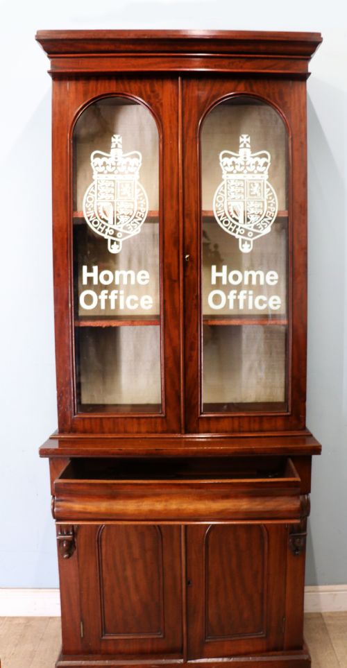 A BEAUTIFUL QUALITY VICTORIAN MAHOGANY BOOKCASE CABINET LATER SIGN WRITTEN WITH THE HOME OFFICE LOGO - ADDITIONAL PHOTO 2