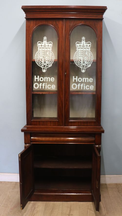 A BEAUTIFUL QUALITY VICTORIAN MAHOGANY BOOKCASE CABINET LATER SIGN WRITTEN WITH THE HOME OFFICE LOGO - ADDITIONAL PHOTO 3