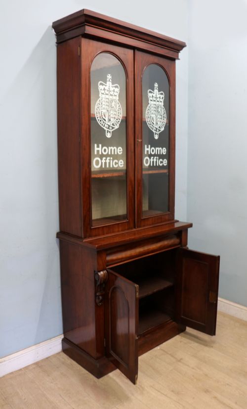 A BEAUTIFUL QUALITY VICTORIAN MAHOGANY BOOKCASE CABINET LATER SIGN WRITTEN WITH THE HOME OFFICE LOGO - ADDITIONAL PHOTO 6