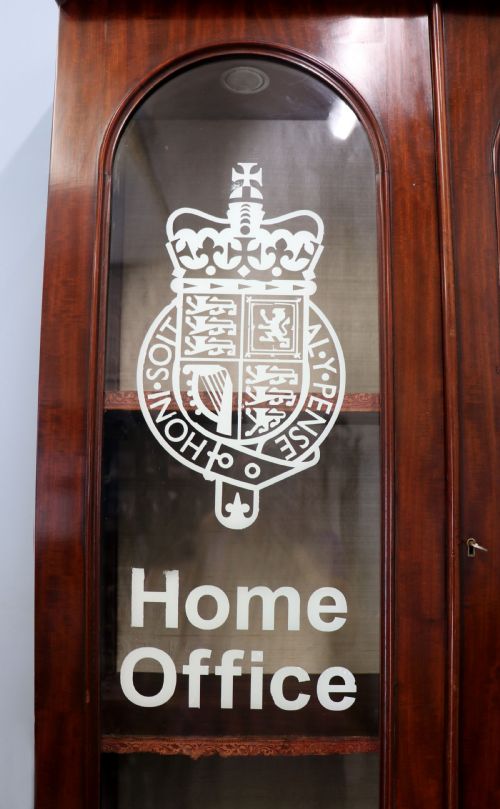 A BEAUTIFUL QUALITY VICTORIAN MAHOGANY BOOKCASE CABINET LATER SIGN WRITTEN WITH THE HOME OFFICE LOGO - ADDITIONAL PHOTO 7