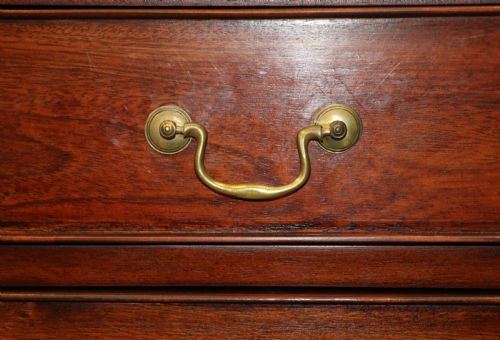 A LOVELY SOLID MAHOGANY BACHELORS CHEST - ADDITIONAL PHOTO 22