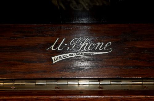 A LOVELY EARLY 20TH CENTURY UPRIGHT PARLOUR GRAMOPHONE BY U PHONE OF LEEDS - ADDITIONAL PHOTO 17