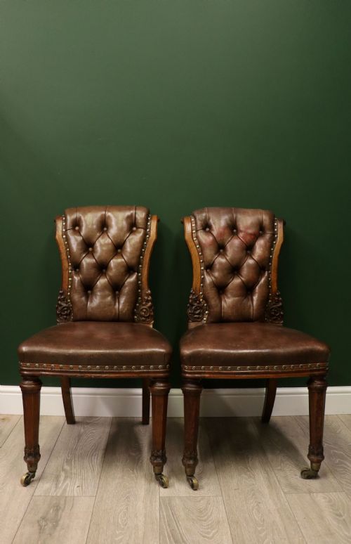 AN ABSOLUTELY LOVELY PAIR OF OAK FRAMED LEATHER SIDE CHAIRS IN EXCELLENT CONDITION