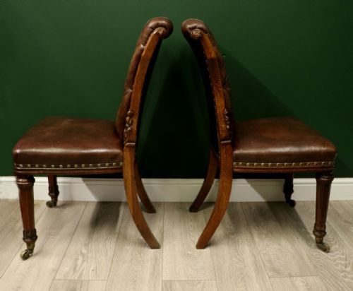 AN ABSOLUTELY LOVELY PAIR OF OAK FRAMED LEATHER SIDE CHAIRS IN EXCELLENT CONDITION - ADDITIONAL PHOTO 3