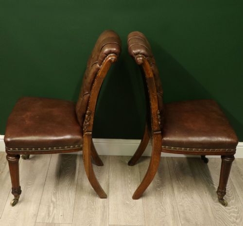 AN ABSOLUTELY LOVELY PAIR OF OAK FRAMED LEATHER SIDE CHAIRS IN EXCELLENT CONDITION - ADDITIONAL PHOTO 4