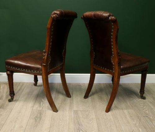 AN ABSOLUTELY LOVELY PAIR OF OAK FRAMED LEATHER SIDE CHAIRS IN EXCELLENT CONDITION - ADDITIONAL PHOTO 5