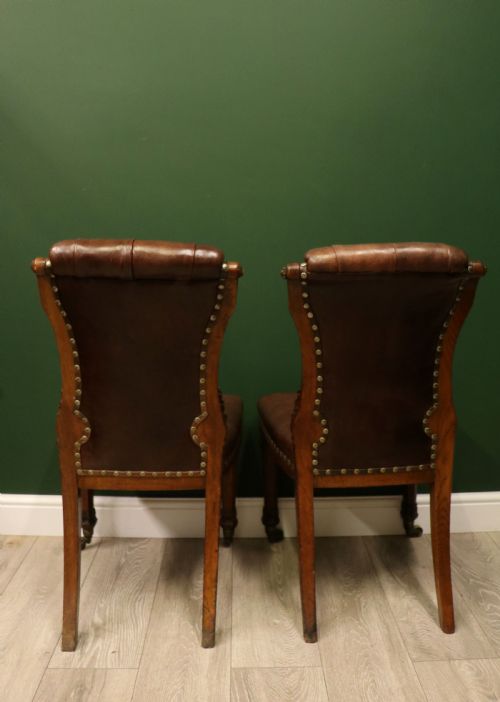 AN ABSOLUTELY LOVELY PAIR OF OAK FRAMED LEATHER SIDE CHAIRS IN EXCELLENT CONDITION - ADDITIONAL PHOTO 6