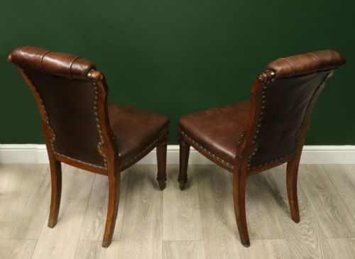 AN ABSOLUTELY LOVELY PAIR OF OAK FRAMED LEATHER SIDE CHAIRS IN EXCELLENT CONDITION - ADDITIONAL PHOTO 7