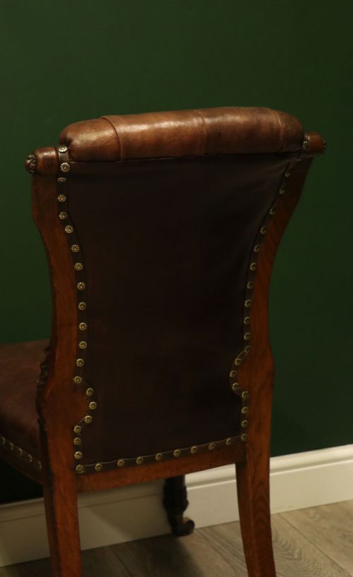 AN ABSOLUTELY LOVELY PAIR OF OAK FRAMED LEATHER SIDE CHAIRS IN EXCELLENT CONDITION - ADDITIONAL PHOTO 18