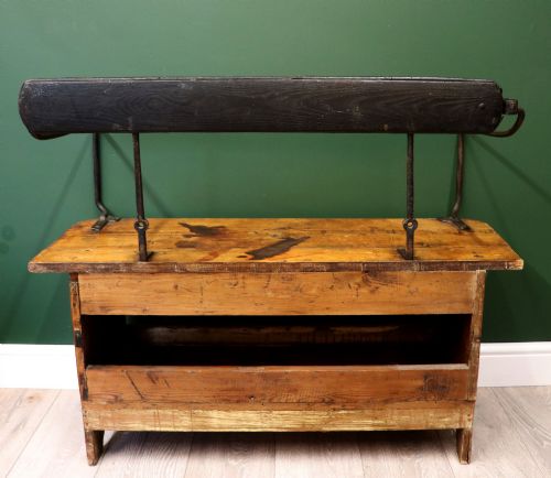 A GREAT HALL SEAT WITH A NOVEL TWIST - ADDITIONAL PHOTO 4
