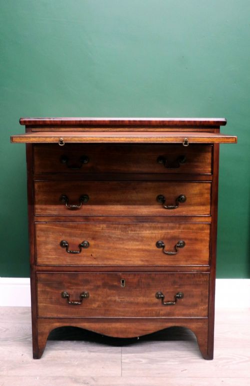 a lovely mahogany bachelors chest constructed in the george iii style - CATEGORY: ANTIQUE CHEST OF DRAWERS - DATED 1920
