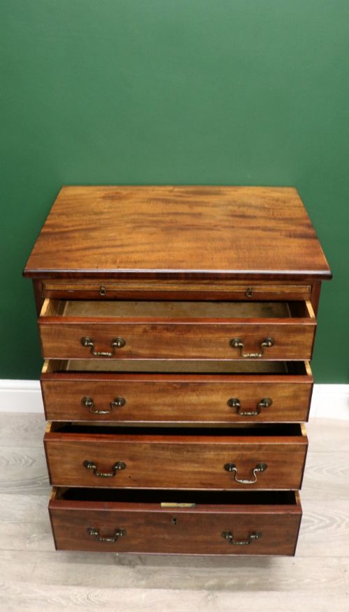 A LOVELY MAHOGANY BACHELORS CHEST CONSTRUCTED IN THE GEORGE III STYLE - ADDITIONAL PHOTO 3