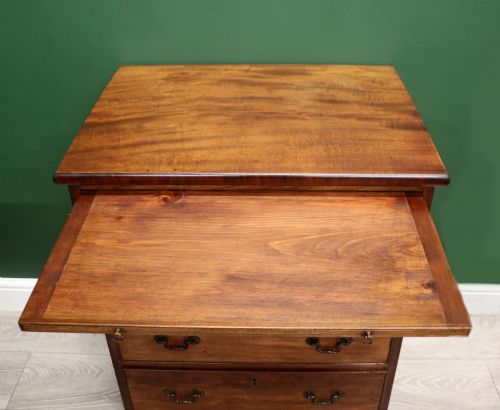 A LOVELY MAHOGANY BACHELORS CHEST CONSTRUCTED IN THE GEORGE III STYLE - ADDITIONAL PHOTO 7