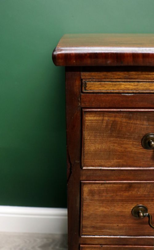 A LOVELY MAHOGANY BACHELORS CHEST CONSTRUCTED IN THE GEORGE III STYLE - ADDITIONAL PHOTO 9
