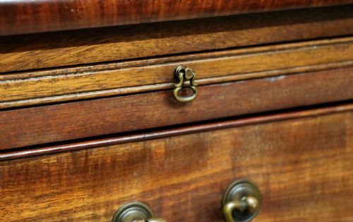 A LOVELY MAHOGANY BACHELORS CHEST CONSTRUCTED IN THE GEORGE III STYLE - ADDITIONAL PHOTO 11