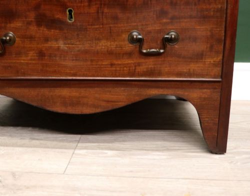 A LOVELY MAHOGANY BACHELORS CHEST CONSTRUCTED IN THE GEORGE III STYLE - ADDITIONAL PHOTO 13